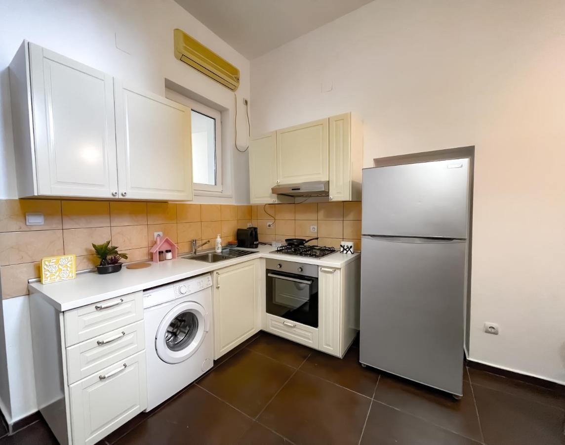 Cool Flat With Hot Tub In The Old Town Apartment Bucureşti Exterior foto