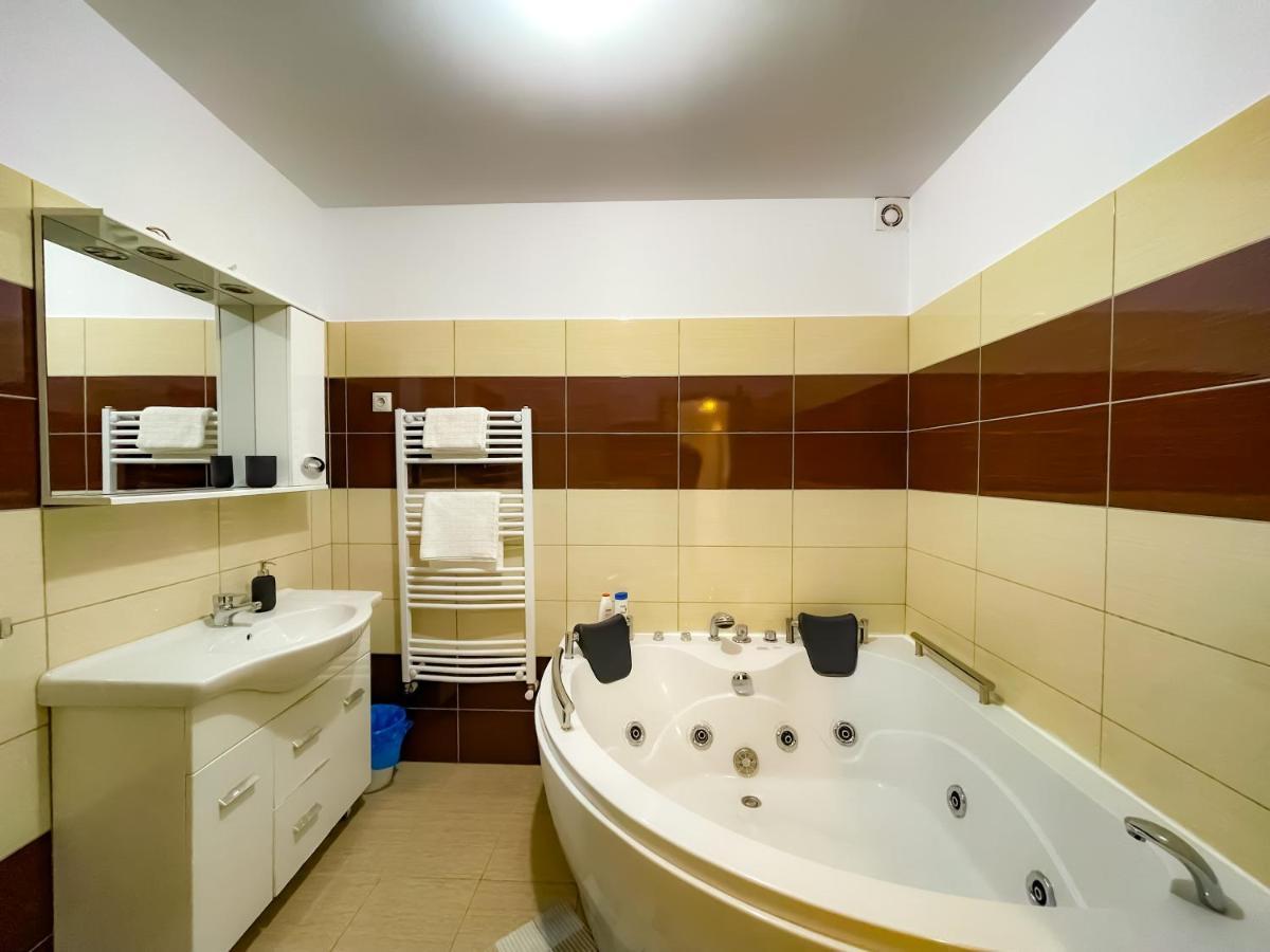 Cool Flat With Hot Tub In The Old Town Apartment Bucureşti Exterior foto