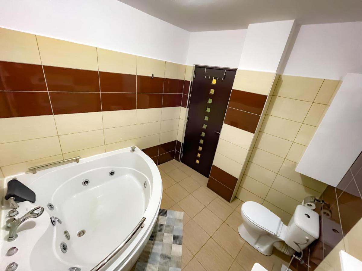 Cool Flat With Hot Tub In The Old Town Apartment Bucureşti Exterior foto